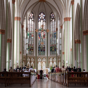 Hochzeit in der Kirche, Blick auf den Altar, Brautpaar von hinten fotografiert von Birgit Giering, der Lichtgestalterin aus Münster