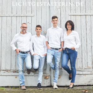 fotogene Familie, Mann und Frau, Mutter und Vater mit zwei Kindern, jugendlichen Söhnen in weißen Hemden in Farbe