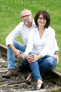 Paar mittleren Alters in weißen Hemden, Mann und Frau