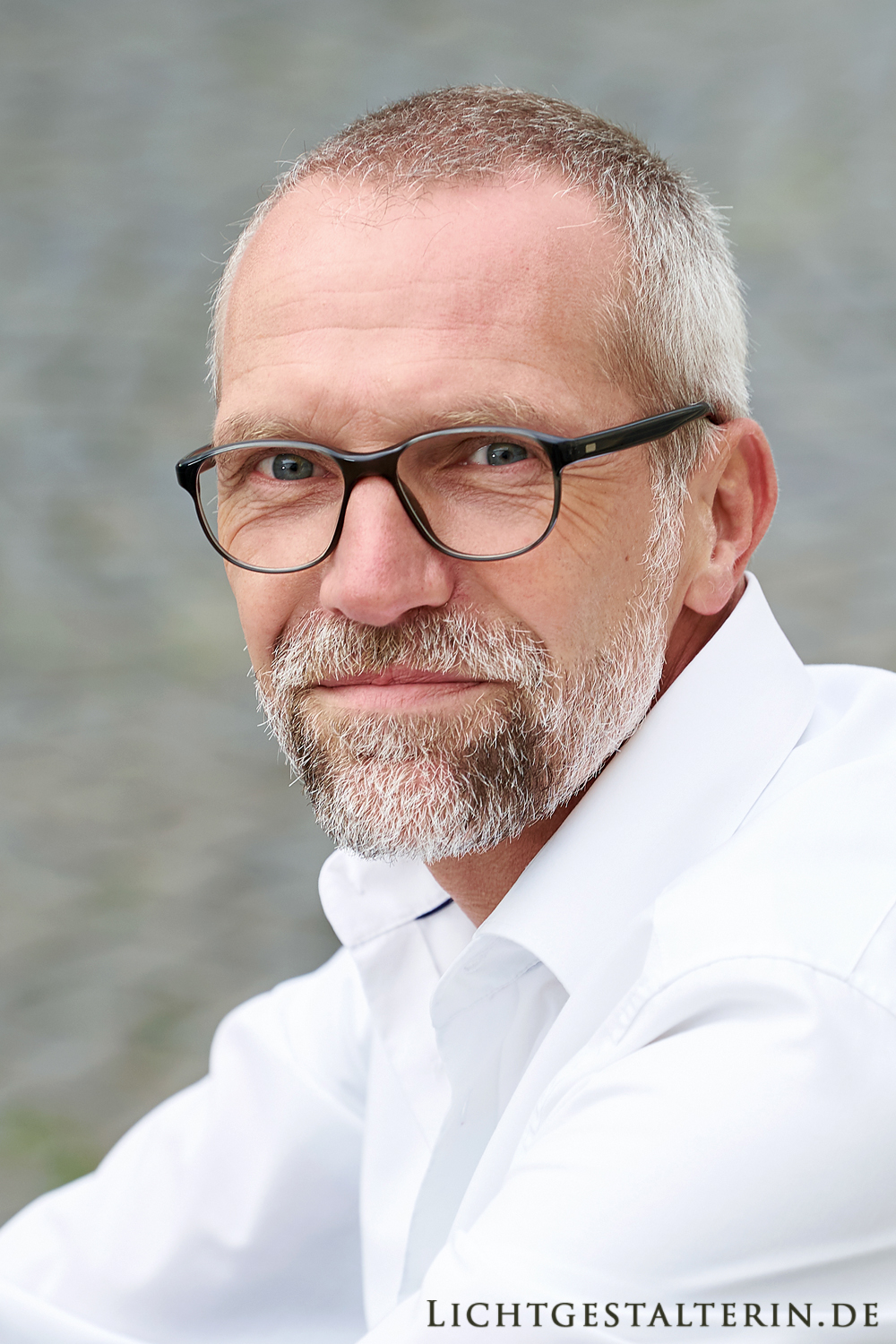 fotogener Mann mit Brille und Bart in Farbe, Gesichtsporträt