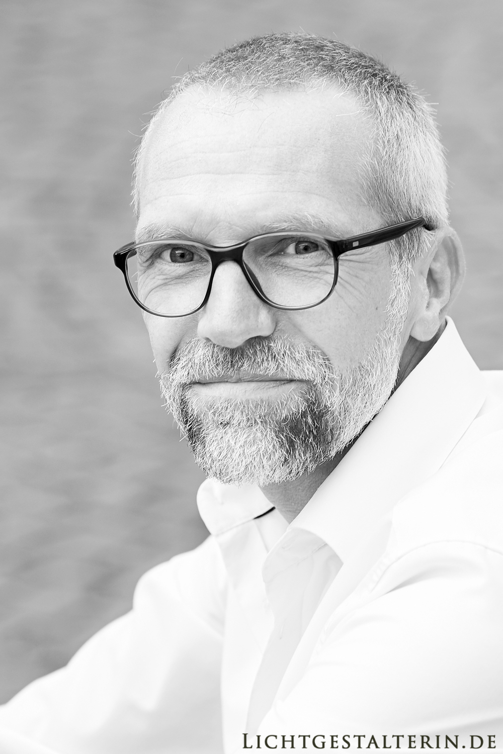 fotogener Mann mit Brille und Bart in schwarzweiß