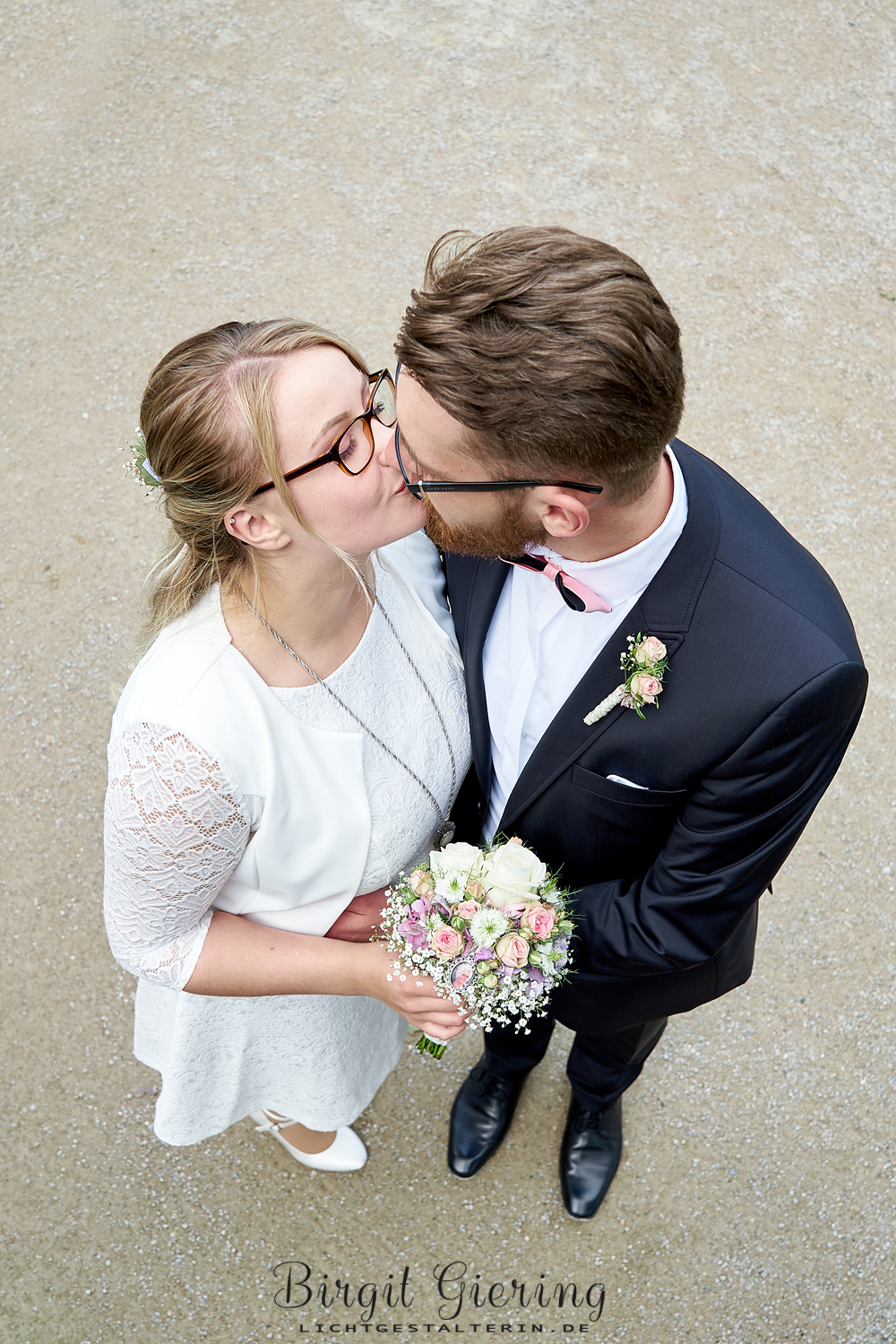 glückliches Hochzeitspaar am Standesamt in Münster fotografiert von Birgit Giering der Lichtgestalterin Hochzeitsfotografin aus Münster